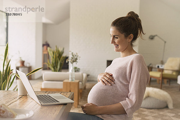 Schwangere Frau Videokonferenz am Laptop