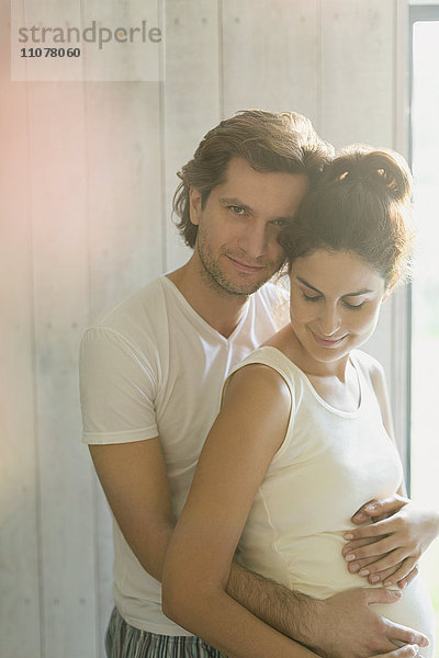 Porträt liebevolle Umarmung eines schwangeren Paares