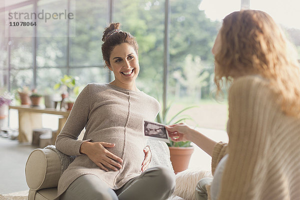 Schwangere Frauen  die sich Ultraschall teilen