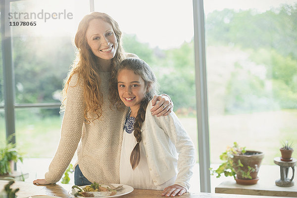 Portrait lächelnde Mutter und Tochter