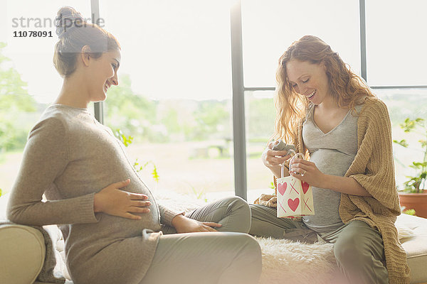 Schwangere Frauen öffnen Geschenke