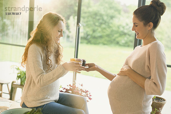 Schwangere Frauen  die Muffins essen