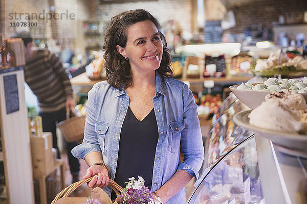 Lächelnde Frau beim Einkaufen auf dem Markt