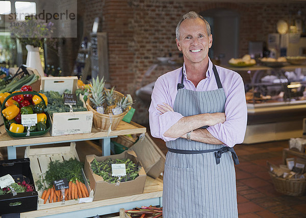 Porträt eines lächelnden Marktarbeiters in der Produktionsabteilung