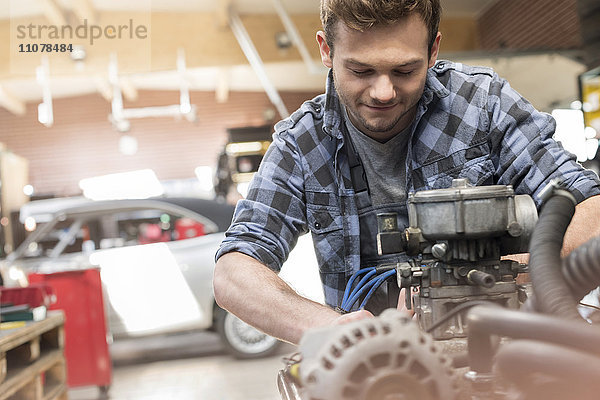 Mechanischer Reparaturmotor in der Kfz-Werkstatt