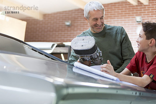 Vater und Sohn bauen Oldtimer um