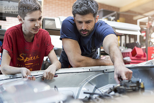 Vater und Sohn reparieren Automotor