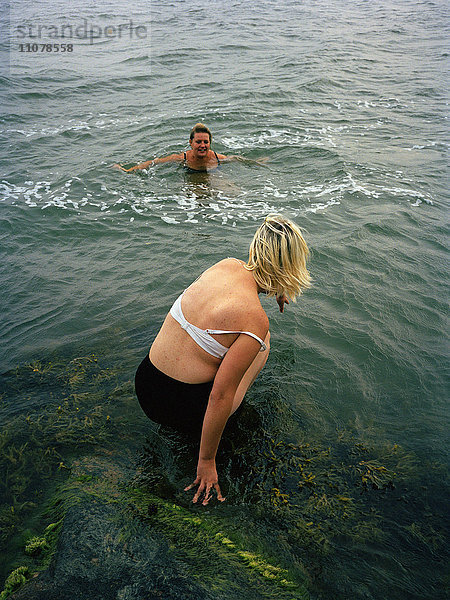 Frauen schwimmen im See
