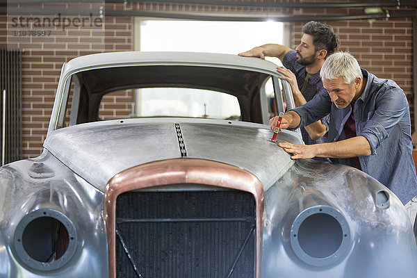 Mechaniker beim Umbau von Oldtimern im Karosseriebau