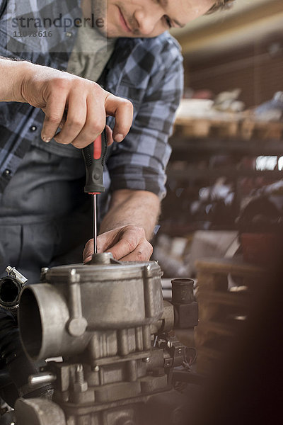 Mechanische Befestigung des Motors in der Kfz-Werkstatt