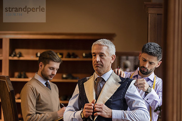Schneider passender Geschäftsmann für Anzug im Herrenbekleidungsgeschäft