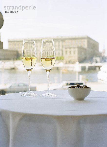 Champagnerflöte auf dem Tisch mit Schale mit Obst