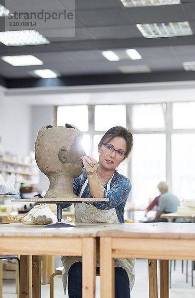 Künstler Bildhauergesicht aus Ton im Atelier