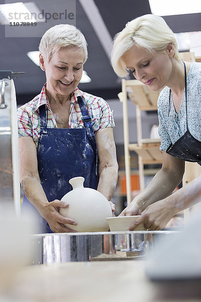 Frauen beim Töpfern im Ofen im Atelier