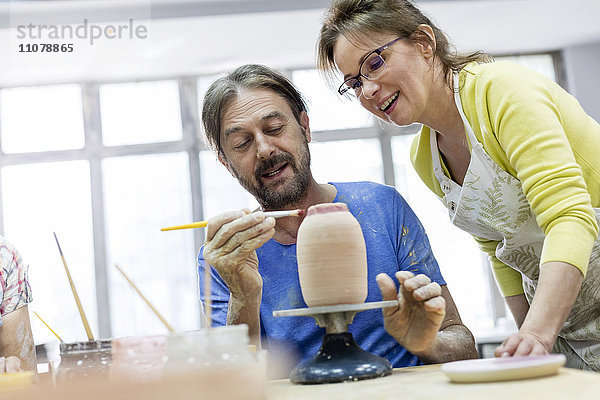 Reife Paare malen Töpferei im Atelier