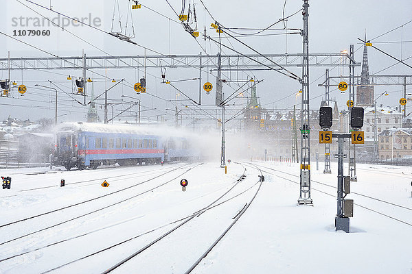 Zug im Bahnhof im Winter