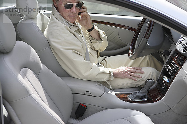 Älterer Mann in modernem Auto