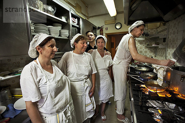 Frauen bereiten Essen im Restaurant zu