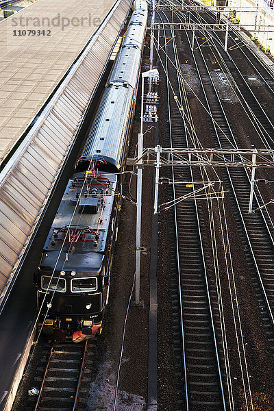 Personenzug im Bahnhof  Ansicht von oben