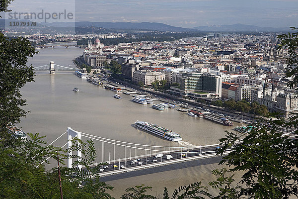 Blick auf die Brücke über den Fluss mit der Stadt im Hintergrund
