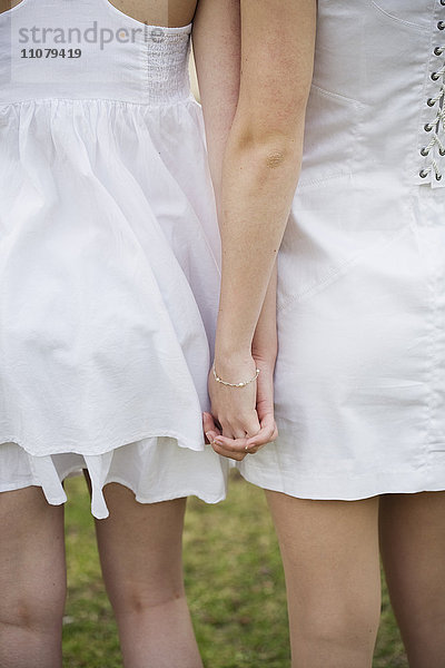 Zwei Mädchen halten sich an den Händen  Nahaufnahme  Schweden.