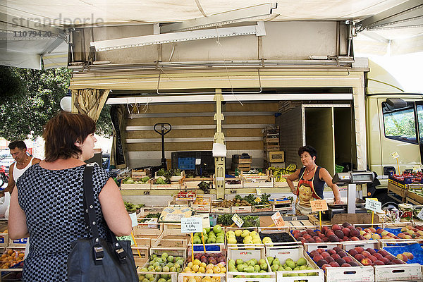 Frau kauft Früchte auf dem Markt