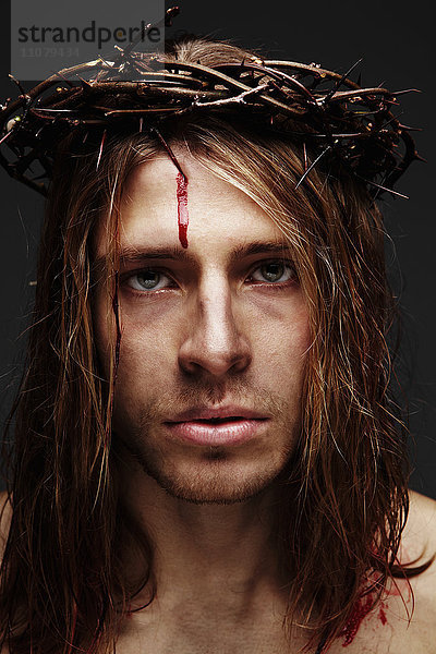 Junger Mann als Jesus mit Dornenkrone  Studioaufnahme