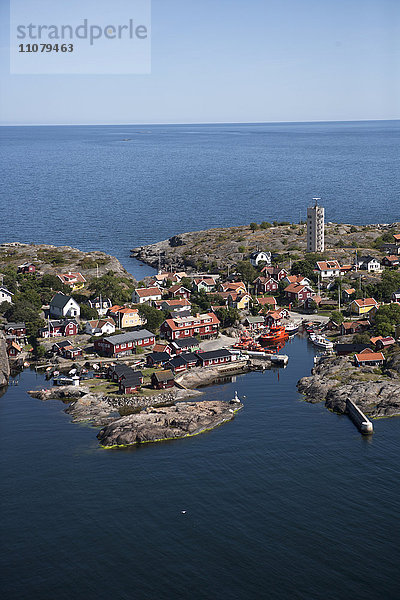 Luftaufnahme eines Dorfes an der Meeresküste