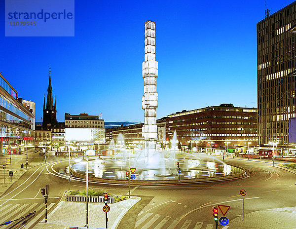 Blick auf den Stadtplatz bei Nacht