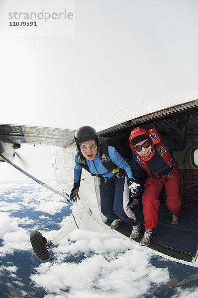 Mann und Frau beim Fallschirmspringen
