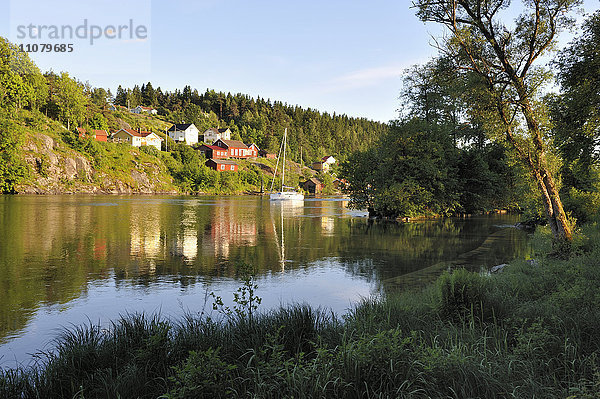 Häuser am Rande des Wassers