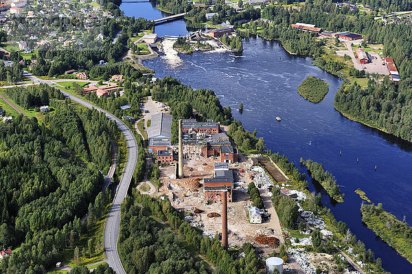 Luftaufnahme der Papierfabrik und des Flusses