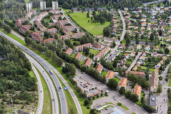 Luftaufnahme einer Autobahn in der Nähe eines Wohngebiets