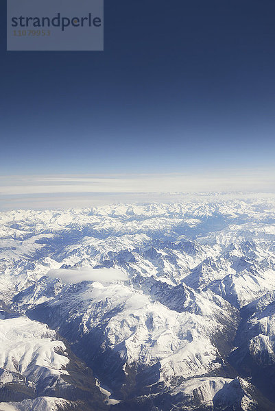 Blick auf eine schneebedeckte Bergkette