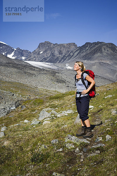 Frau beim Wandern in den Bergen