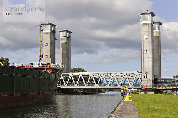 Containerschiff wartet am Kai auf die Öffnung der Zugbrücke