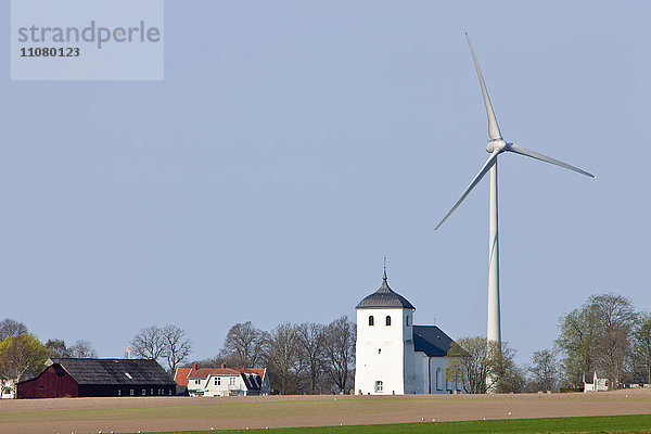 Dorf mit Windkraftanlage