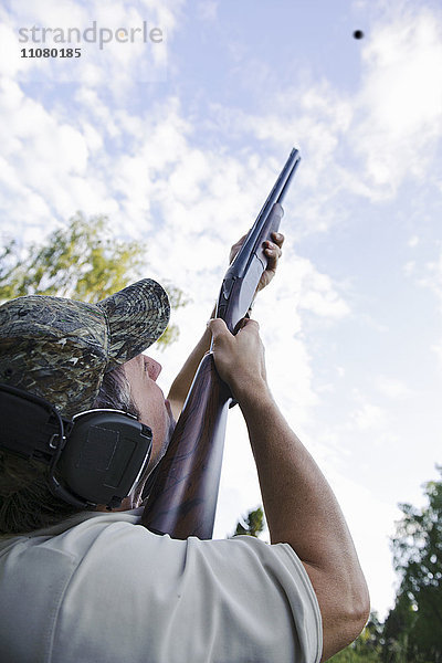 Mann auf der Jagd mit Gewehr