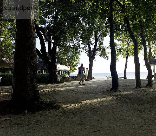 Mann im Park am Meer