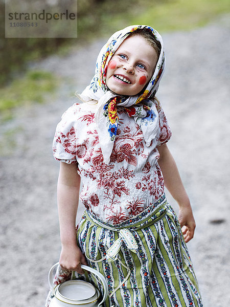 Porträt eines als Osterhexen verkleideten Mädchens