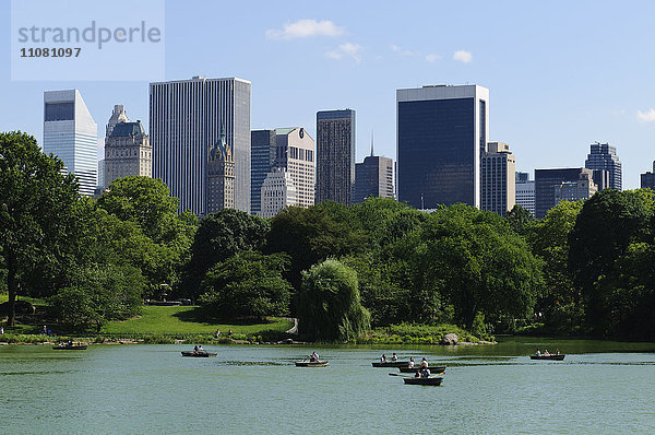 Blick auf die Wolkenkratzer von Manhattan vom Central Park aus