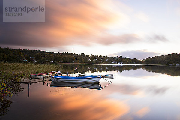 Ruderboot auf dem See bei Sonnenuntergang