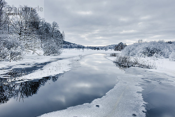 Winterlandschaft mit Fluss