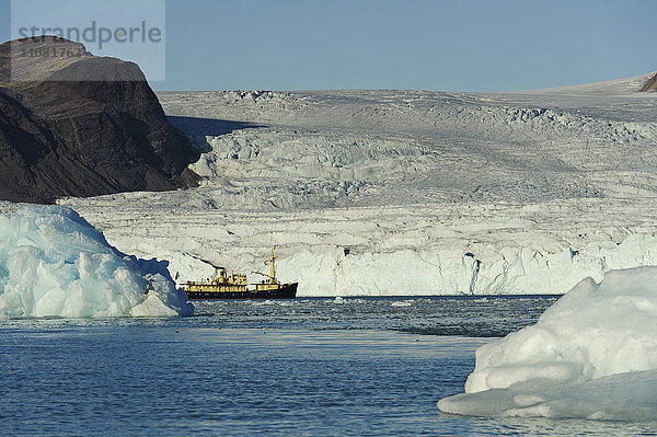 Boot in der Nähe des Gletschers