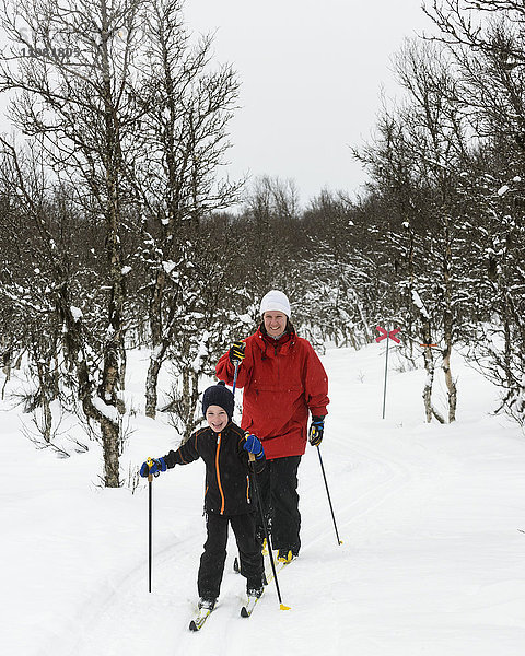 Mutter und Sohn beim Skilanglauf