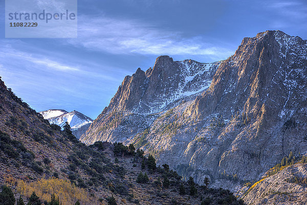 Schnee auf den Gipfeln der Berge