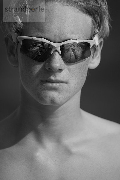 Porträt eines jungen Mannes mit Sonnenbrille