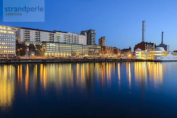 Göteborgs Gebäude spiegeln sich in der Abenddämmerung im Wasser  Schweden