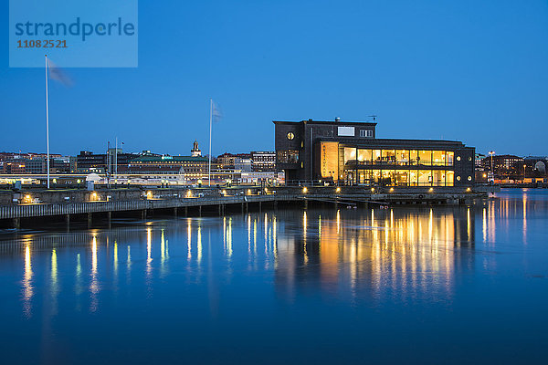 Beleuchtetes Gebäude  das sich in der Abenddämmerung im Wasser spiegelt  Göteborg  Schweden