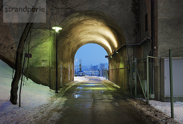 Beleuchteter Tunnel in der Abenddämmerung  Stockholm  Schweden